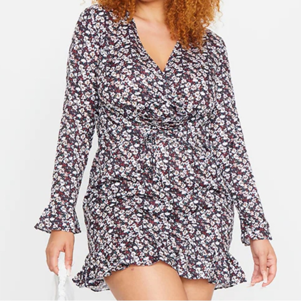 PrettyLittleThing • Plus Ditsy Floral Long Sleeve Corset Dress